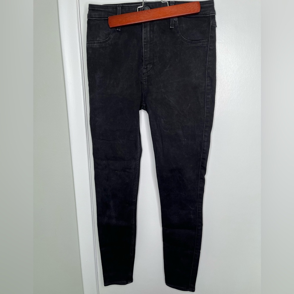 Black distressed denim capris
